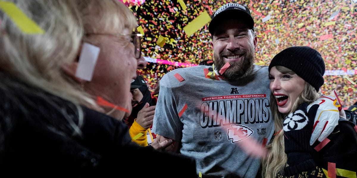 Trump Praises Taylor Swift’s Boyfriend Travis Kelce Earlier than Tremendous Bowl