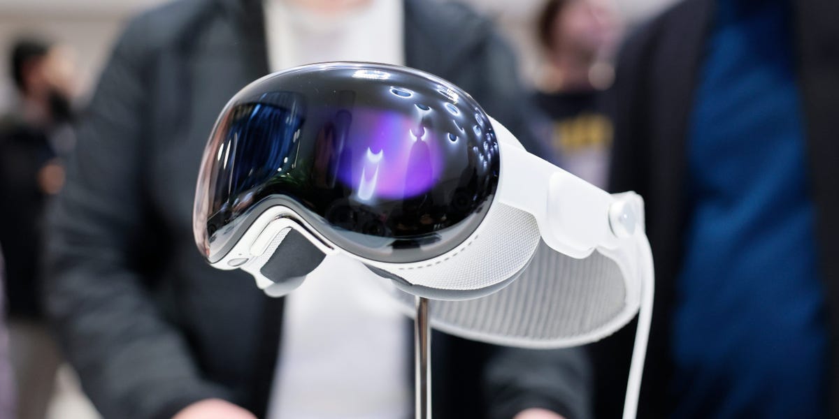 Palmer Luckey Weighs in on Apple’s Imaginative and prescient Professional