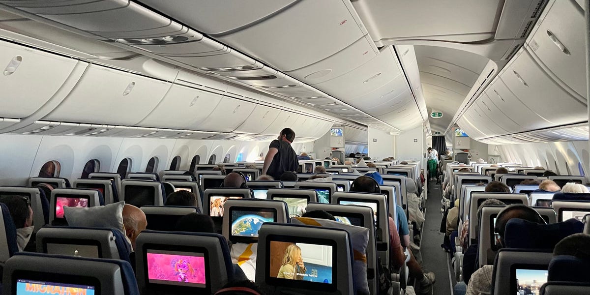 I In contrast the Entrance and Again of Economic system on a Lengthy-Haul Flight