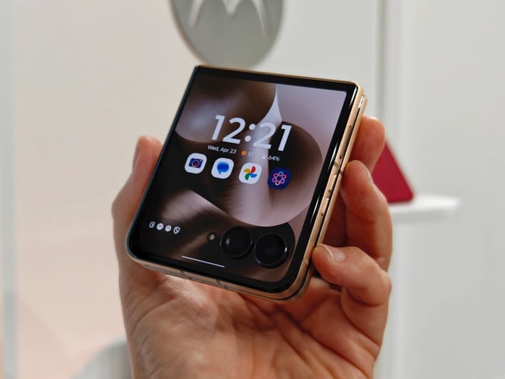 Moto Razr Extremely (2025) Evaluation: A Masterful Folding Flip Telephone